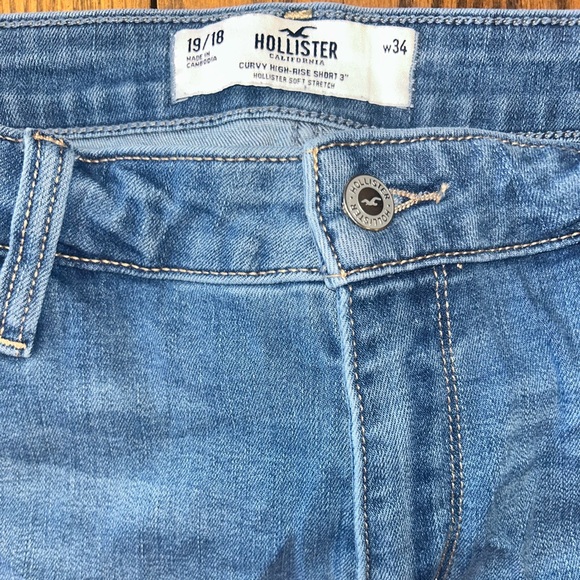 Hollister Women’s Curvy High-Rise 3” Denim Shorts - Picture 3 of 3